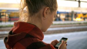 pige med telefon - Psykoterapi